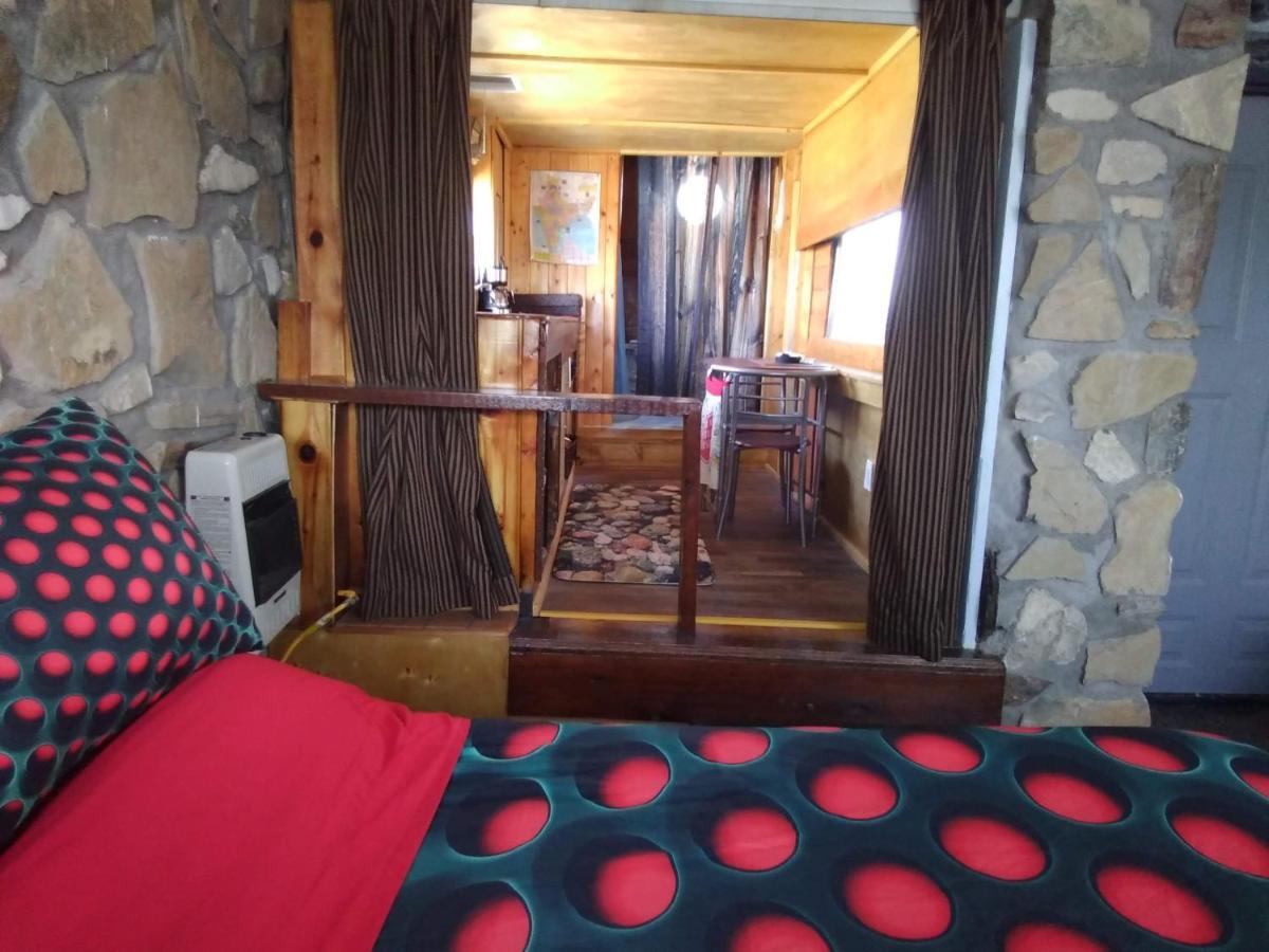 La Loma Del Chivo Llc Stone Cottage Alternative Building Marathon Luaran gambar